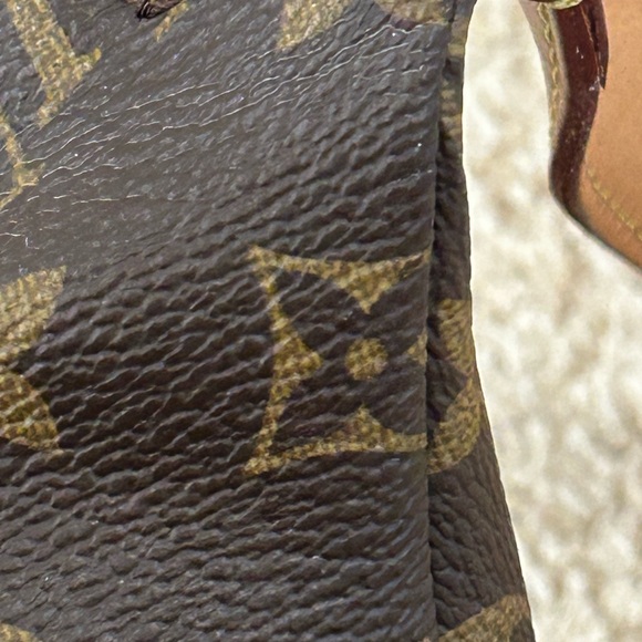 Louis Vuitton bumbag - Picture 15 of 17